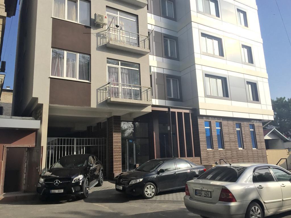 Living Md Heart Of The Center Apartment คีชีเนา ภายนอก รูปภาพ